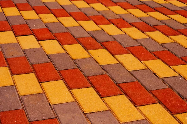 Městská Ulice Dlážděná Tříbarevnými Dlaždicemi Chodník Šedými Žlutými Červenými Cementovými — Stock fotografie