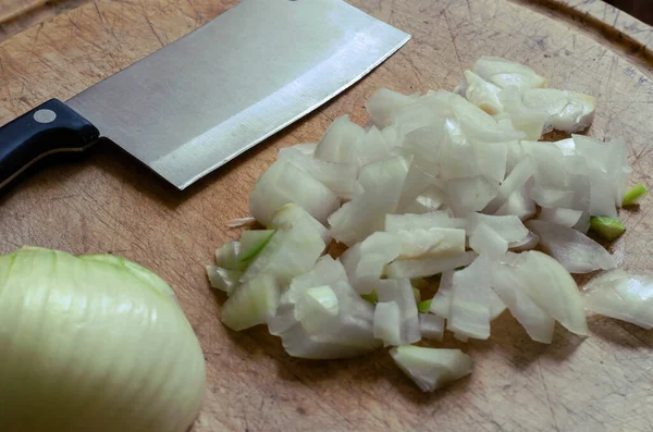 Servir Cebolla Picada Una Tabla Cortar Hacha Cocina Encuentra Cerca — Foto de Stock