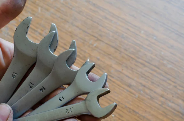 Mãos Homem Seguram Cinco Chaves Chaves Vários Tamanhos Nas Mãos — Fotografia de Stock