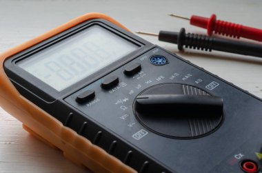 Işık arkaplanındaki çoklu sayaca yakın çekim. Ölçüm cihazının detaylı görüntüsü. Nitelikli elektrikçi servisi. Seçici odak.