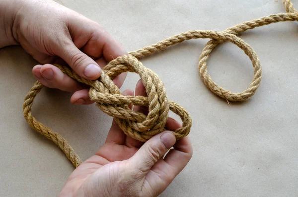 Die Hände Eines Erwachsenen Mannes Stricken Knoten Aus Hanfseilen Mann — Stockfoto