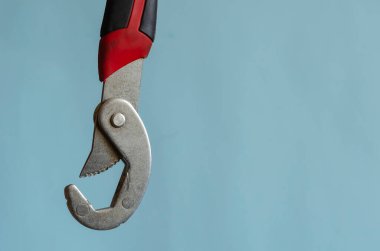 Evrensel ingiliz anahtarı. Siyah ve kırmızı saplı cıvata ve fındıkları gevşetmek için boyutsuz bir alet. El aleti. Boşluğu kopyala