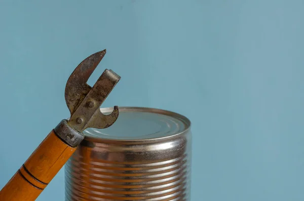 Geschlossene Dose Und Dosenöffner Konserven Und Ein Spezielles Messer Langzeit — Stockfoto