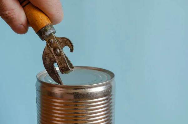 Mãos Homem Abrem Uma Lata Com Velho Abridor Latas Com — Fotografia de Stock