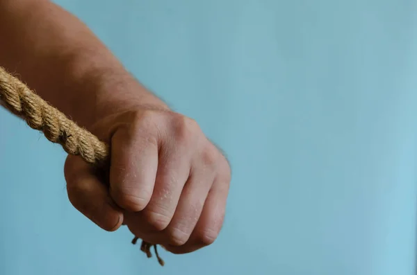 Henneptouw Hand Van Een Man Hand Houdt Een Dikke Natuurlijke — Stockfoto