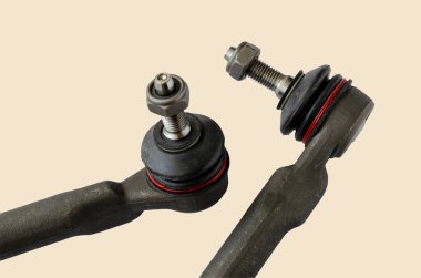 Beyaz arka planda bağlantı çubukları ya da top eklemleri. Direksiyon simidi için yeni yedek parça. Yedek parça veya araba servisi ticareti.