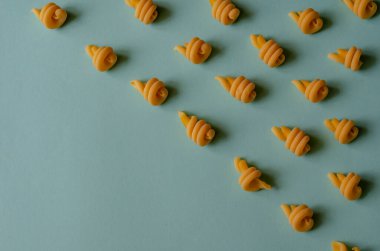 Açık mavi arka planda insalonde makarna ile yaratıcı bir arka plan. Geleneksel Akdeniz Mutfağı Malzemeleri 'nden geometrik şekiller ve çizgiler. Gastronomi. Boşluğu kopyala.