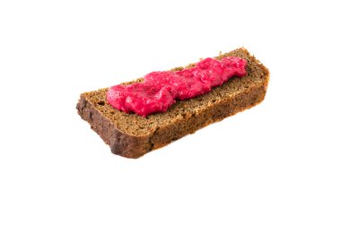 Beyaz arka planda kırmızı turplu bir parça gri ekmek. Baharatlı soslu küçük bir parça çavdar ekmeği. İzole edilmiş.