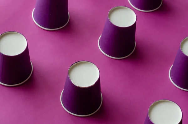 라일락 페이퍼 컵으로 커피를 만드는 창의적 배경입니다 보라색 배경에 표시된 — 스톡 사진