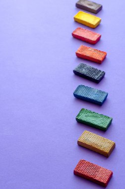 Mavi arka planda kutusuz çok renkli suluboya boyalar. Çizim ve yaratıcılık için gökkuşağı renk tayfı. Yakın plan. Seçici odak.