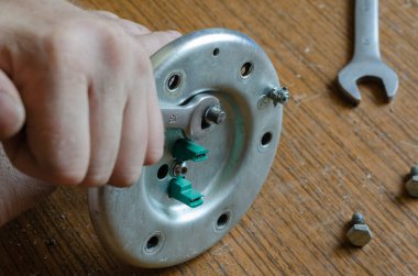 Su ısıtıcısı bölüm 67. İngiliz anahtarlı bir adamın elleri, kazan dairesinde bulunan parçaların son kısımlarını oluşturacaktır. Avrupa ırkının orta yaşlı forveti. Ev aletlerinin bakım ve onarımı.