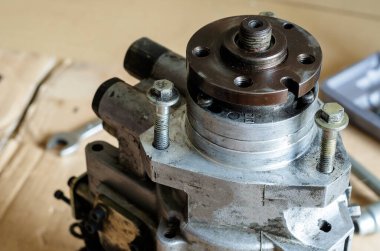 Yüksek basınçlı dizel yakıt pompası. Yakıt pompası makara ile sürüş mili. Araba servisi. Seçici odak.