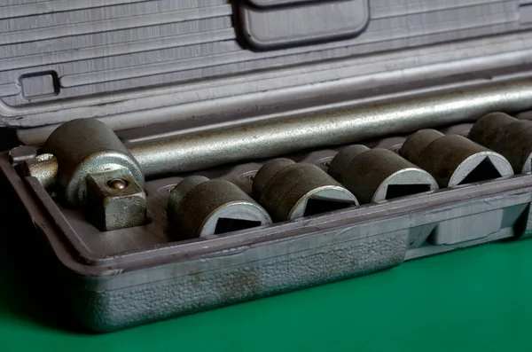 一套六角头扳手 带有金属钥匙的灰色塑料盒的特写 手动工具 有选择的重点 — 图库照片