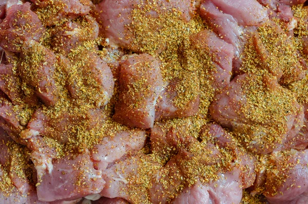 Kawałki Świeżego Mięsa Posypane Przyprawami Teksturowanymi Grubo Posiekana Skórka Wieprzowa — Zdjęcie stockowe