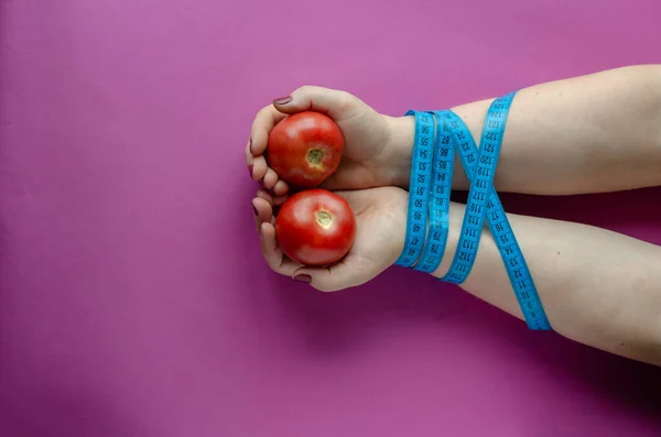 Mãos Femininas Com Tomates Maduros Atam Com Fita Métrica Uma — Fotografia de Stock