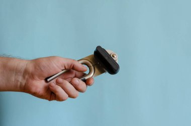 Adamın eli konserve anahtarı tutuyor. Parlak metal özel anahtar. Avrupa Irkının Yetişkin Erkeği Mutfak Aksesuarlarını Gösteriyor