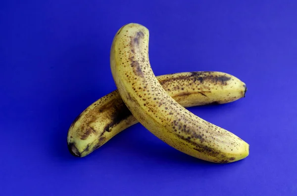 两只成熟的香蕉 褐色斑点 蓝色背景 香蕉面包 甜点和其他菜肴的配料 健康饮食 有选择的重点 — 图库照片