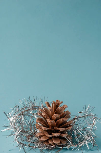 Dennenappel Kerstboom Knutselen Licht Turquoise Achtergrond Kerst Nieuwjaar Vieren Minimalistische — Stockfoto