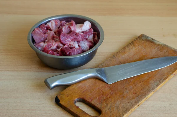 Металлический Кухонный Нож Разделочная Доска Миска Сырым Мясом Свиное Плечо — стоковое фото