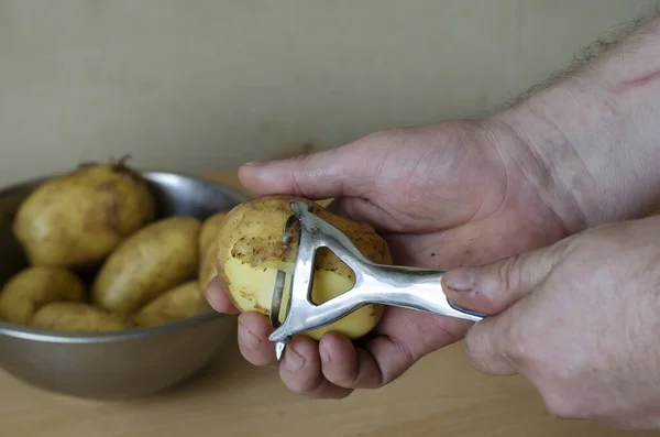 Uomo Mezza Età Sbuccia Patate Crude Uomo Caucasico Che Prepara — Foto Stock