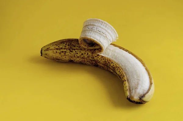 一只过熟的香蕉 黄底上有褐色斑点 香蕉面包 甜点和其他菜肴的配料 健康饮食 有选择的重点 — 图库照片