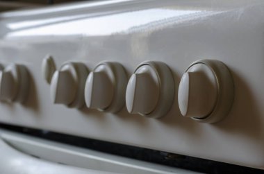 Beyaz kirli topuzları yağ damlalarıyla kapat. Ocağın kapalı olması için kontrol paneli sobası düğmesi ya da ayarlama alevi ve sıcaklığı. Ateşle, kullan-at. Temizlik şirketi konsepti. Seçici odak.