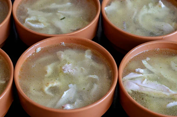 Sirviendo Tazones Arcilla Con Caldo Pollo Grupo Cuencos Sopa Marrón — Foto de Stock