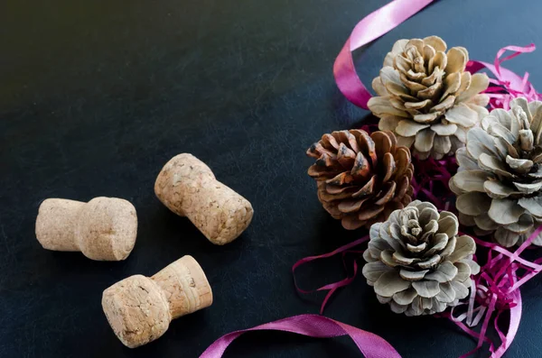 Natale Sfondo Festivo Pigne Multicolori Tre Tappi Champagne Sfondo Nero — Foto Stock