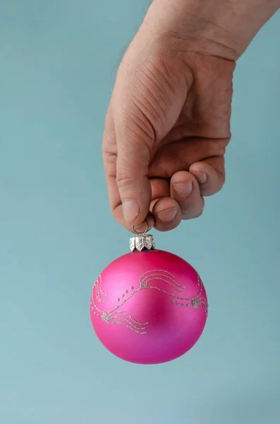 Mannelijke Hand Houdt Roze Kerstbal Volwassen Blanke Man Met Glazen — Stockfoto