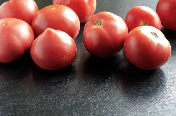 Mogna Röda Tomater Svart Bakgrund Demonstration Skörden Jordbruksprodukter Hälsosam Mat — Stockfoto