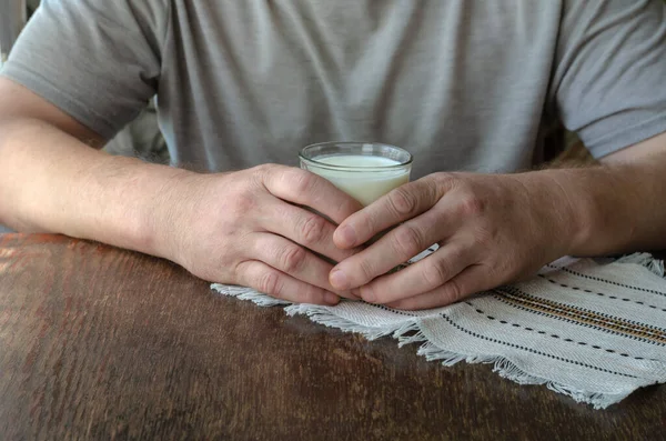 Человек Сидящий Столом Стаканом Кефира Руках Использование Кефира Пищу Взрослый — стоковое фото