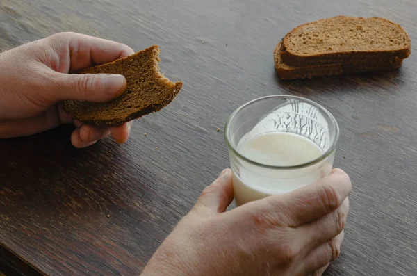 Adult Caucasian Male Eating Kefir Rye Bread One Hand Holds — Stock Photo, Image