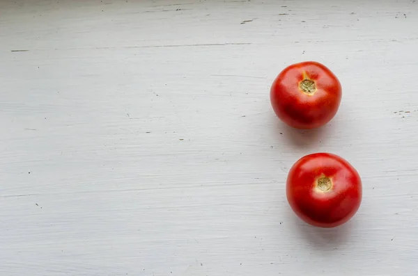 Zwei Reife Rote Tomaten Auf Weißem Holzgrund Bio Rohkost Blick — Stockfoto