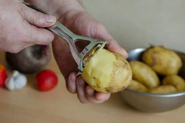 Μεσήλικας Ξεφλουδίζει Ακατέργαστες Πατάτες Καυκάσιος Ετοιμάζει Φαγητό Ηλικία Τρόπος Ζωής — Φωτογραφία Αρχείου