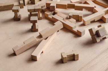 Ahşap masanın üzerinde çocukların ahşap inşaatçısının ayrıntıları. Gelişmekte olan bir çocuk oyuncağının yakın çekimi. Seçici odaklanma. Boşluğu kopyala.