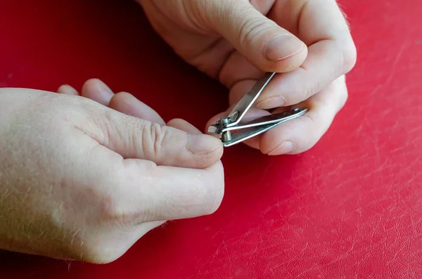 Homem Caucasiano Meia Idade Corta Próprias Unhas Cortadores Unhas Mãos — Fotografia de Stock