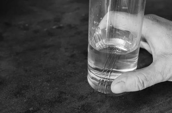 Männliche Hand Hält Ein Glas Trinkwasser Auf Dem Tisch Hand — Stockfoto