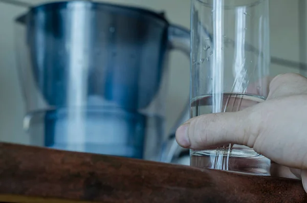 Mano Hombre Caucásico Mediana Edad Con Vaso Agua Potable Mesa —  Fotos de Stock