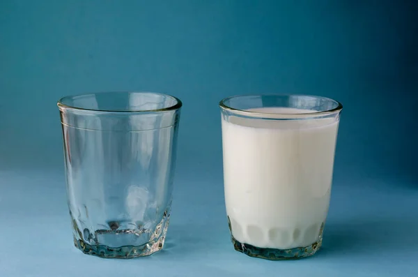 Dwie Szklanki Kefiru Niebieskim Tle Jedna Pełna Szklanka Fermentowanego Mleka — Zdjęcie stockowe
