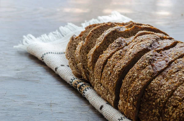 Laib Mehrkornbrot Stücke Geschnitten Brotscheiben Mit Kümmel Koriander Und Sesam — Stockfoto