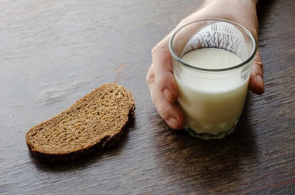 Male Hand Holds Half Empty Glass Kefir Slice Rye Bread — Stock Photo, Image