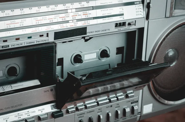 复古立体声盒式磁带录音机的特写 上个世纪的老式音响设备 有选择的重点 — 图库照片