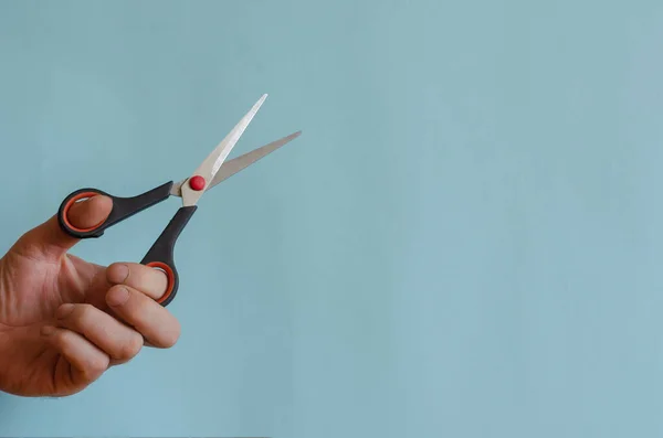 Ножиці Чорними Червоними Руками Чоловічій Руці Маленькі Стаціонарні Ножиці Лівій — стокове фото