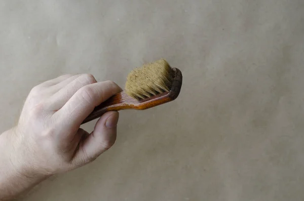 Homme Caucasien Tient Une Petite Brosse Vêtements Bois Main Homme — Photo