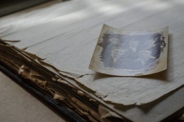 Beş genç adamın siyah beyaz arşiv fotoğrafı. Beş arkadaşın portresi. Fotoğraf 1940 'larda bir fotoğraf stüdyosunda çekilmiş. Yıpranmış sayfaları olan gerçek bir aile albümü. Aile arşivi.