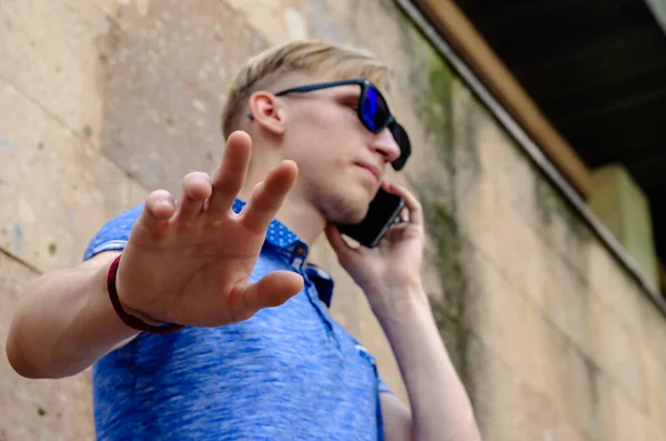 Retrato Jovem Óculos Sol Falar Telefone Homem Raça Europeia Com — Fotografia de Stock