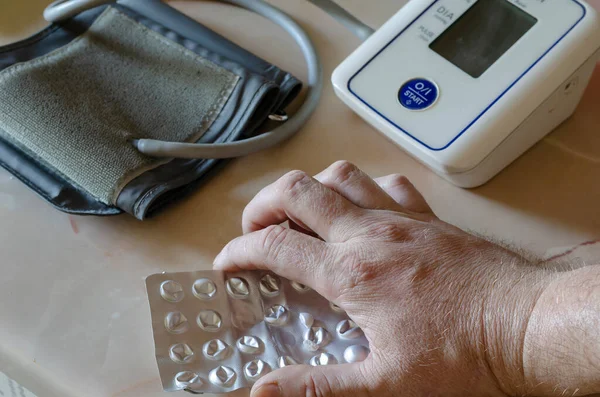 손에는 알약이든 물집이 모니터는 혈압을 측정하기 배경을 합니다 질환의 선택적 — 스톡 사진