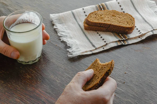 Homem Adulto Caucasiano Comendo Kefir Com Pão Centeio Uma Mão — Fotografia de Stock