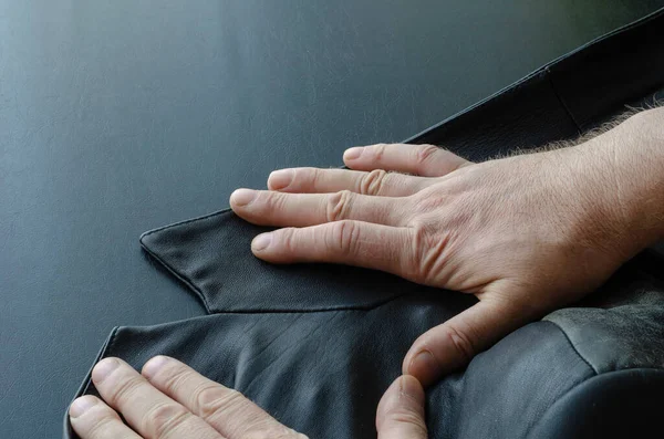 Чоловічі Руки Вирівнюють Комір Чорної Шкіряної Куртки Фрагмент Натурального Шкіряного — стокове фото