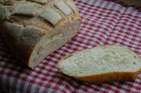 Pão Caseiro Recém Assado Uma Toalha Vermelha Branca Pão Pão — Fotografia de Stock